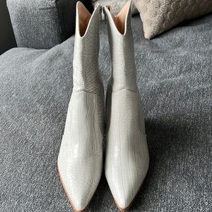 Heeled White cowboy boots